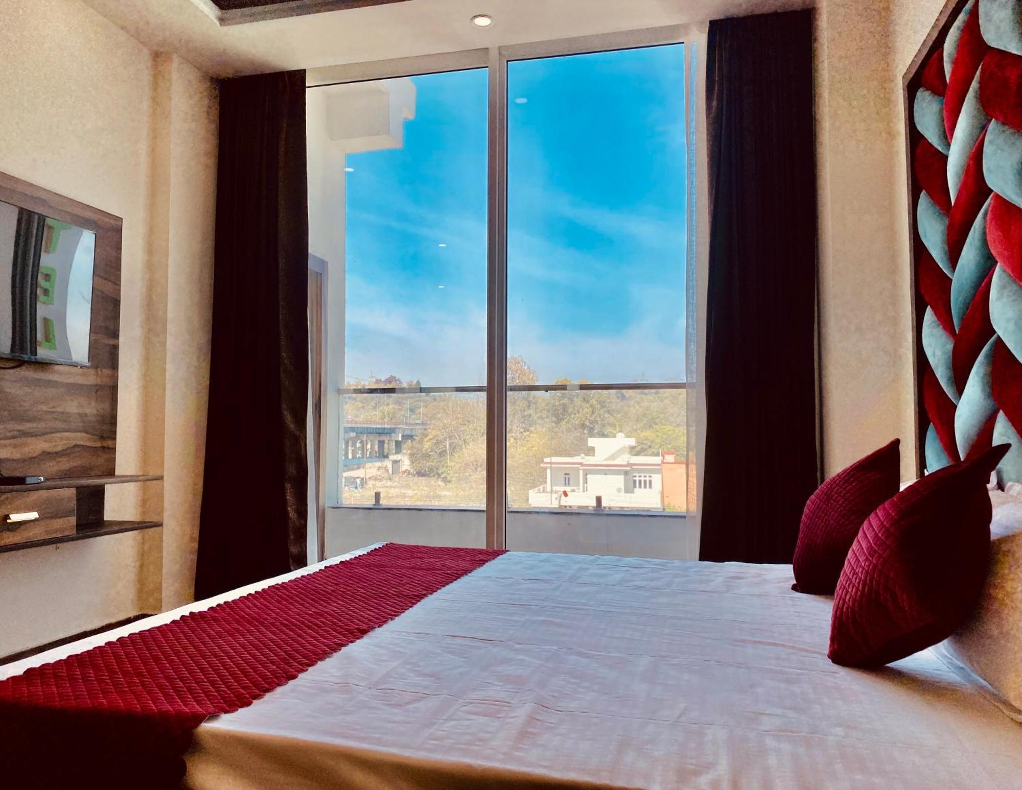 Hotel River Valley View 4*
